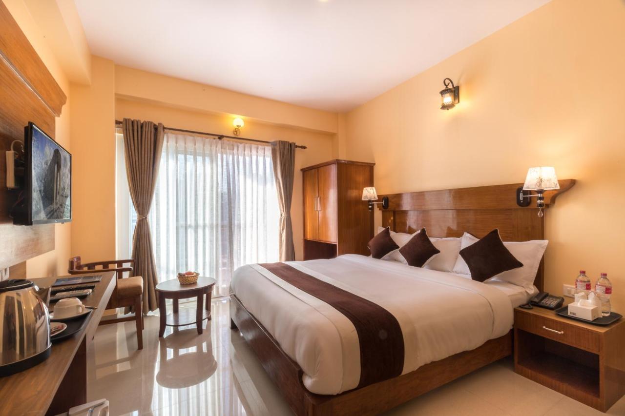 Hotel Lake Shore โพคารา ภายนอก รูปภาพ