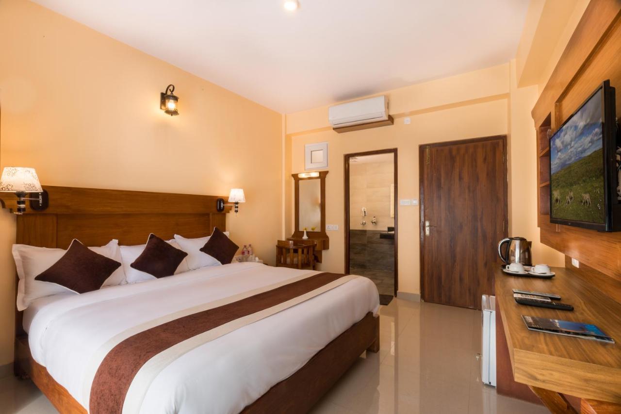 Hotel Lake Shore โพคารา ภายนอก รูปภาพ